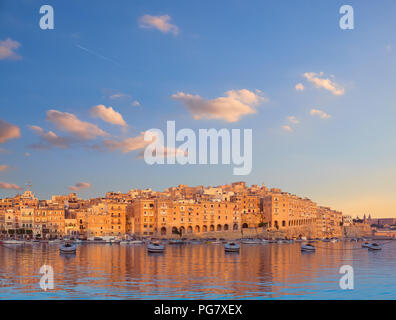 Valletta Grand Harbour al mattino, Senglea penisola attraverso la baia dalla Vittoriosa, tonica immagine panoramica Foto Stock