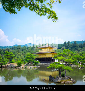 Kinkaku-ji (noto anche come Kinkakuji o Rokuon-ji), il Tempio del Padiglione Dorato, è famoso Zen tempio Buddista situato a Kyoto, in Giappone. Foto Stock