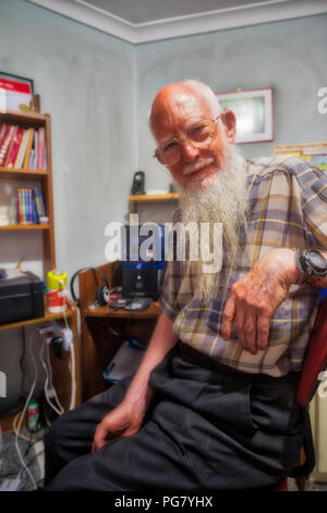 Il vecchio uomo felice e fiduciosa con i computer Foto Stock