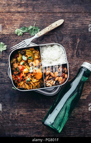 Prendere via il cibo di tamarindo stufato di vegetali, carote, zucchine, peperone, melanzana, cipolla, pomodoro e falafel sfere, riso e dadi con uvetta Foto Stock