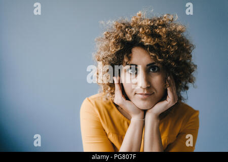 Ritratto di donna con testa in mani Foto Stock