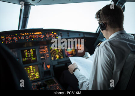 Il pilota accelera la mano sulla valvola a farfalla in un aereo commerciale volo in aeroplano cockpit durante la fase di decollo Foto Stock