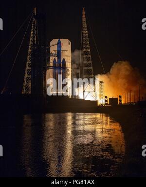 La United Launch Alliance Delta IV rocket pesanti che trasportano la NASA Parker sonda solare di blasti fuori dal complesso di lancio 37 al Cape Canaveral Air Force Station Agosto 12, 2018 a Cape Canaveral, in Florida. Il Parker sonda solare è la prima missione in una parte del Sun di atmosfera denominata corona. Foto Stock