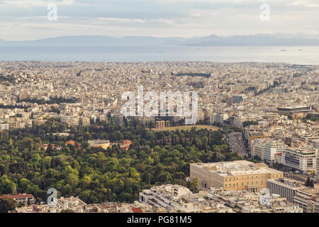 La Grecia, Attica, Atene, vista dal Monte Lycabettus sulla città e Olympieion Foto Stock