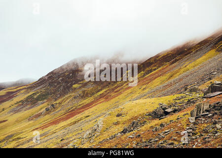 Regno Unito, Inghilterra, Cumbria, Lake District, nuvole che coprono la cima delle montagne a Honister Pass Foto Stock