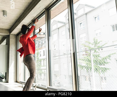 Giovane Donna con cuffie in ballo nel corridoio Foto Stock