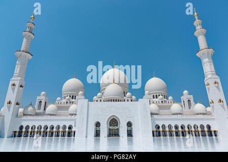 Il cortile interno della Sheikh Zayed Grande Moschea di Abu Dhabi U.A.E. Foto Stock