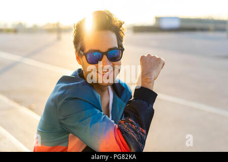 Felice l'Uomo con occhiali da sole, ritratto Foto Stock