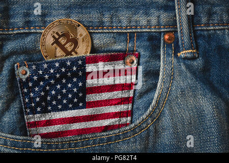 Golden BITCOIN (BTC) cryptocurrency nella tasca dei jeans con la bandiera degli Stati Uniti d'America (USA) Foto Stock