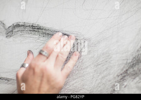 Artista della mano toccando il disegno Foto Stock