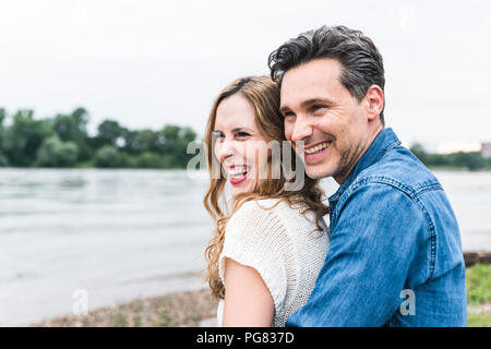 Felice coppia affettuoso al Riverside Foto Stock