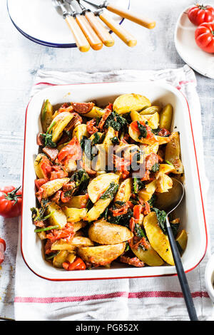 In casseruola con patate, spinaci, pomodori e chorizzo Foto Stock