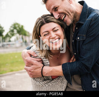 Coppia felice avendo divertimento all'aperto Foto Stock