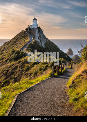 Nuova Zelanda, isola del sud, sud della strada panoramica, Catlins, Nugget Point Lighthouse Foto Stock