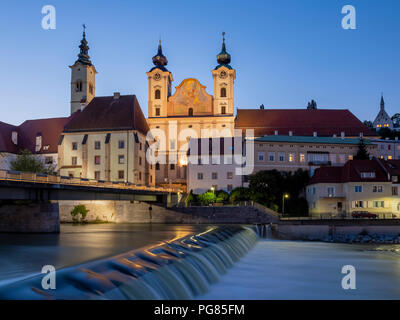 Austria, Austria superiore, Steyr, fiume Enns e Chiesa di San Michele a blue ora Foto Stock