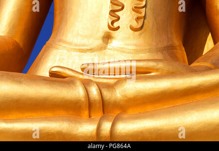Frammento di foto di una bella statua di un Buddha d'oro su un isola in Asia soleggiato Foto Stock