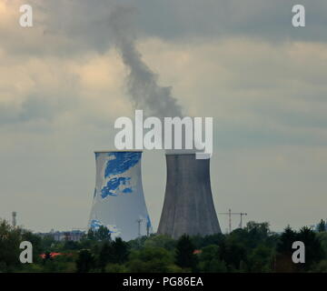 Due grandi camini di refinrey (fabbrica), da uno di loro in fumo, cielo nuvoloso., Foto Stock