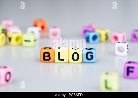 BLOG di testo parola scritta sul cubo colorato con bokeh cube parola sullo sfondo del blocco Foto Stock