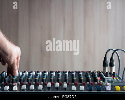 Pulsanti di regolazione sul mixer audio in music studio Foto Stock