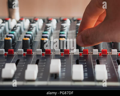 Pulsanti di regolazione sul mixer audio in music studio close up Foto Stock