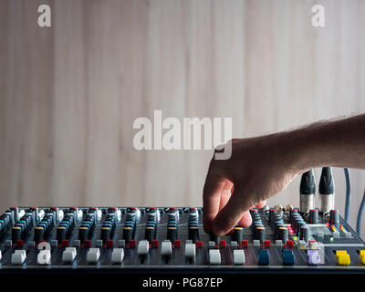 Dj lavorando sul mixer audio in music studio Foto Stock