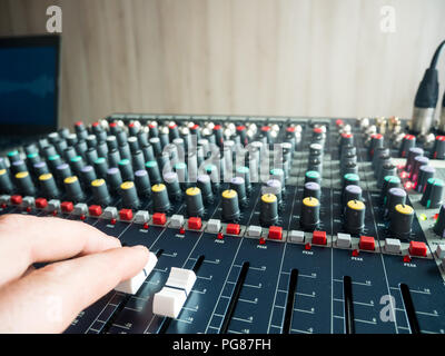 Produttore di musica a lavorare in studio per interni Foto Stock