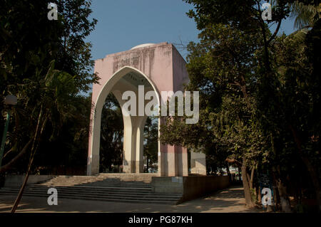 Un memoriale a Bahadur Shah Park o Victoria Park nella vecchia Dacca in Bangladesh. È un memoriale di guerra e un omaggio a tutti i martiri che hanno combattuto nella prima l Foto Stock