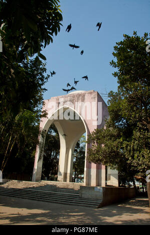 Un memoriale a Bahadur Shah Park o Victoria Park nella vecchia Dacca in Bangladesh. È un memoriale di guerra e un omaggio a tutti i martiri che hanno combattuto nella prima l Foto Stock