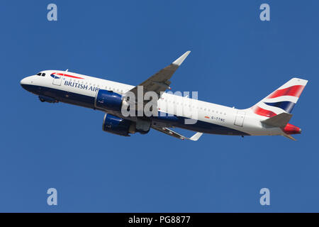 Barcellona, Spagna - Agosto 15, 2018: British Airways Airbus A320neo decollo dall'Aeroporto El Prat di Barcellona, Spagna. Foto Stock