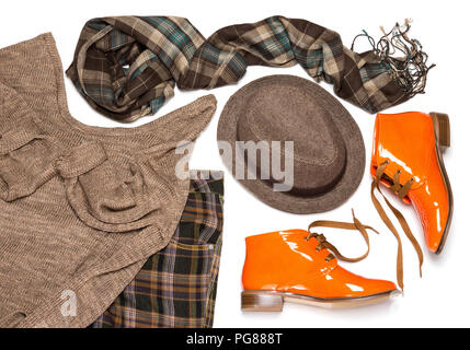 British fashion style donne vestito di plaid Pantaloni a maglia maglione, trilby hat, sciarpa e arancio in pelle di brevetto lace up scarpe con punta conica Foto Stock