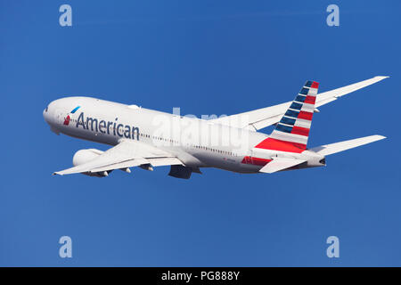 Barcellona, Spagna - Agosto 21, 2018: American Airlines Boeing 777-200 ER banking a sinistra dopo il decollo dall'Aeroporto El Prat di Barcellona, Spagna. Foto Stock