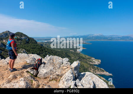 Donna contemplando la baia di Alcudia da Penya Roja peak.Alcudia.Mallorca Island.Spagna Foto Stock