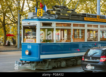 Un vecchio tram che passa lungo una strada della città di Zurigo Foto Stock