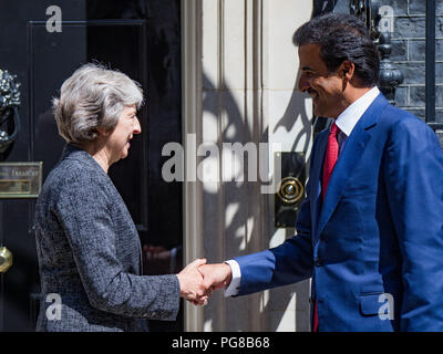 Il primo ministro Theresa Maggio con il Amir del Qatar Tamim Bin Hamad Al Thani a Downing Street con: PM Theresa Maggio, Tamim Bin Hamad Al Thani emiro del Qatar dove: London, England, Regno Unito quando: 24 lug 2018 Credit: Wheatley/WENN Foto Stock