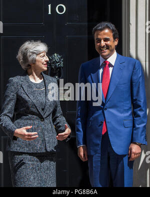 Il primo ministro Theresa Maggio con il Amir del Qatar Tamim Bin Hamad Al Thani a Downing Street con: PM Theresa Maggio, Tamim Bin Hamad Al Thani emiro del Qatar dove: London, England, Regno Unito quando: 24 lug 2018 Credit: Wheatley/WENN Foto Stock