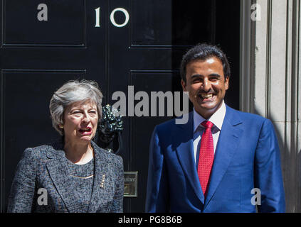 Il primo ministro Theresa Maggio con il Amir del Qatar Tamim Bin Hamad Al Thani a Downing Street con: PM Theresa Maggio, Tamim Bin Hamad Al Thani emiro del Qatar dove: London, England, Regno Unito quando: 24 lug 2018 Credit: Wheatley/WENN Foto Stock