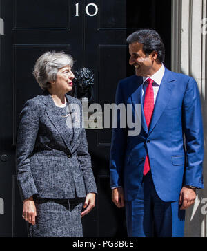 Il primo ministro Theresa Maggio con il Amir del Qatar Tamim Bin Hamad Al Thani a Downing Street con: PM Theresa Maggio, Tamim Bin Hamad Al Thani emiro del Qatar dove: London, England, Regno Unito quando: 24 lug 2018 Credit: Wheatley/WENN Foto Stock