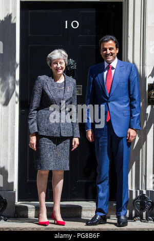 Il primo ministro Theresa Maggio con il Amir del Qatar Tamim Bin Hamad Al Thani a Downing Street con: PM Theresa Maggio, Tamim Bin Hamad Al Thani emiro del Qatar dove: London, England, Regno Unito quando: 24 lug 2018 Credit: Wheatley/WENN Foto Stock