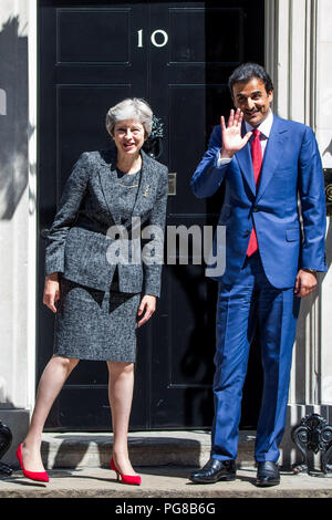 Il primo ministro Theresa Maggio con il Amir del Qatar Tamim Bin Hamad Al Thani a Downing Street con: PM Theresa Maggio, Tamim Bin Hamad Al Thani emiro del Qatar dove: London, England, Regno Unito quando: 24 lug 2018 Credit: Wheatley/WENN Foto Stock