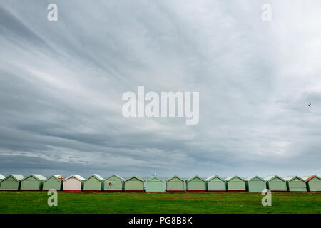 Cabine sulla spiaggia, sul lungomare di Hove Foto Stock