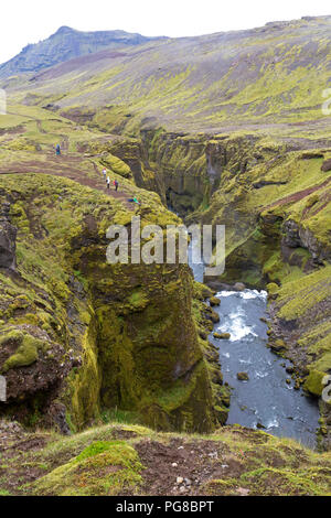 Cascata in Islanda, sulla parte del Laugavegur trail. Foto Stock