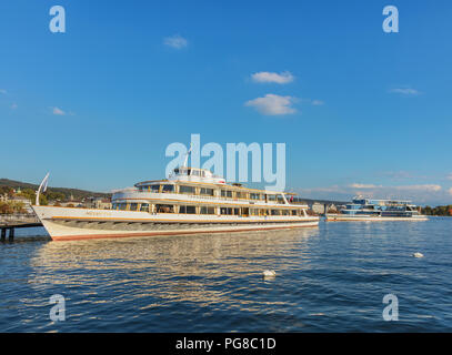 Zurigo, Svizzera - 27 Settembre 2017: MS Helvetia e MS Panta Rhei sul lago di Zurigo al tramonto, vista dalla città di Zurigo. MS Helvetia e MS Pan Foto Stock