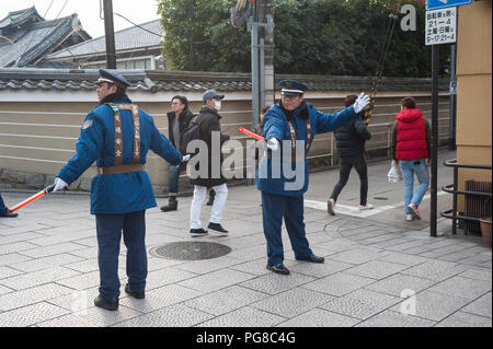 23.12.2017, Kyoto, Giappone, Asia - Traffico operai sono visti la regolazione del flusso del traffico in corrispondenza di una intersezione a Kyoto la città vecchia. Foto Stock