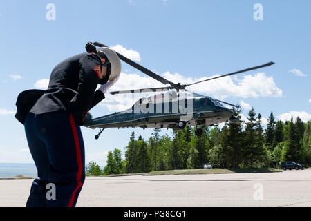 Presidente Trump arriva Charlevoix, Quebec, Fairmont Le Manoir Richelieu zona di atterraggio. Presidente Trump di viaggio per il vertice del G7 Foto Stock