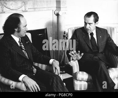 Il Presidente degli Stati Uniti, Richard M. Nixon, destra, incontra il Primo Ministro Pierre Elliott Trudeau del Canada, a sinistra nell'Ufficio Ovale della Casa Bianca a Washington il 6 dicembre 1971. Il Presidente si è consultata con il Primo Ministro per il suo in attesa TCP per la Cina. Trudeau è previsto essere a Washington per due giorni e poi tornare in Canada. Credito: Benjamin E. 'gene' Forte / CNP - nessun filo - SERVIZIO | Utilizzo di tutto il mondo Foto Stock