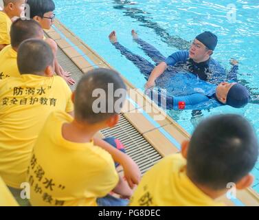 Qinhuangdao, Qinhuangdao, Cina. 24 Ago, 2018. Qinhuangdao, CINA-alunni frequentano una educazione alla sicurezza in campagna Qinhuangdao, nel nord della Cina di nella provincia di Hebei. Credito: SIPA Asia/ZUMA filo/Alamy Live News Foto Stock