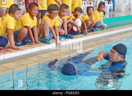 Qinhuangdao, Qinhuangdao, Cina. 24 Ago, 2018. Qinhuangdao, CINA-alunni frequentano una educazione alla sicurezza in campagna Qinhuangdao, nel nord della Cina di nella provincia di Hebei. Credito: SIPA Asia/ZUMA filo/Alamy Live News Foto Stock