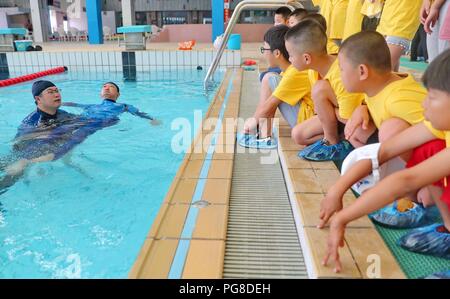 Qinhuangdao, Qinhuangdao, Cina. 24 Ago, 2018. Qinhuangdao, CINA-alunni frequentano una educazione alla sicurezza in campagna Qinhuangdao, nel nord della Cina di nella provincia di Hebei. Credito: SIPA Asia/ZUMA filo/Alamy Live News Foto Stock