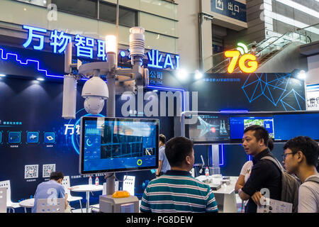 Smart city presenta, urban big dati, sistemi di controllo digitali, hi-tech di tecnologie di monitoraggio, le persone alla quarta Cina Smart City International Expo 2018 a Shenzhen, Cina. Foto Stock