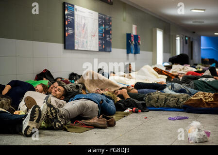 Budapest, Ungheria. 5 Sep, 2015. I rifugiati sono visti dormire a Keleti stazione della metropolitana. Le autorità ungheresi hanno chiuso di Budapest e la stazione principale di profughi e migranti che erano stati accampati fuori per settimane in attesa per avere la possibilità di prendere un treno per l'Europa occidentale. In 2018, Viktor Orban il governo ha approvato una nuova legge chiamato STOP Soros, che rende illegale per aiutare gli immigrati senza documenti. Il 22 agosto 2018, Human Rights Watch emettere una relazione per informare che le autorità ungheresi hanno fermato la distribuzione di cibo per i richiedenti asilo respinti detenute in zone di transito sul paese di confine con Ser Foto Stock